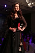 Aishwarya Rai Bachchan at the launch of new collection of Longines Watch in Delhi on 9th Oct 2013 (14).jpg